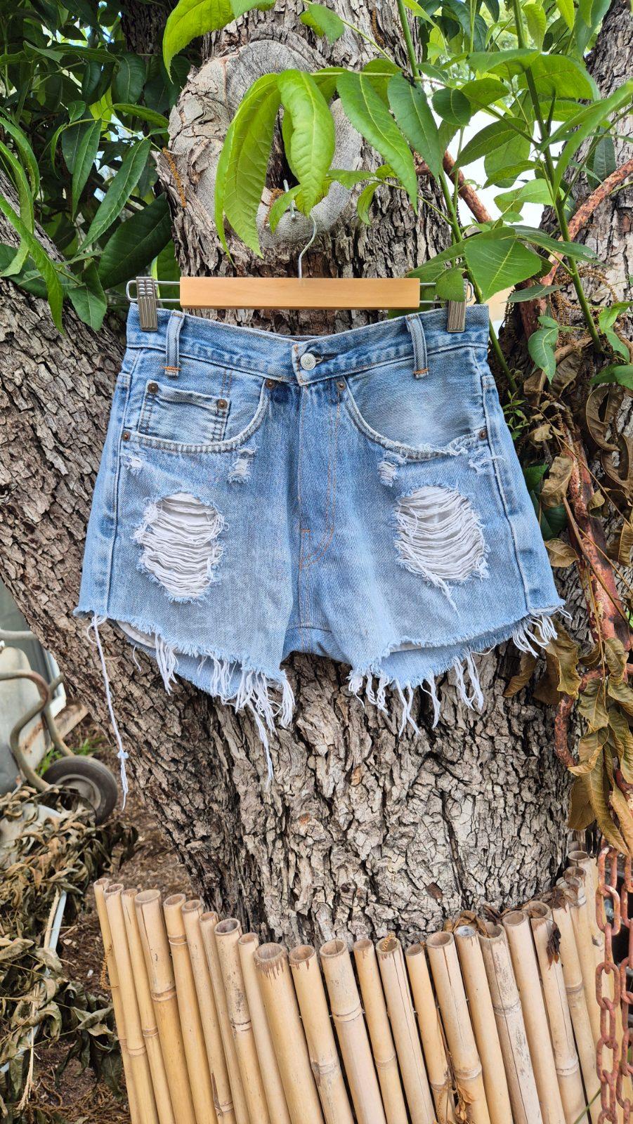 ג'ינס קצר Levi's עם קרעים