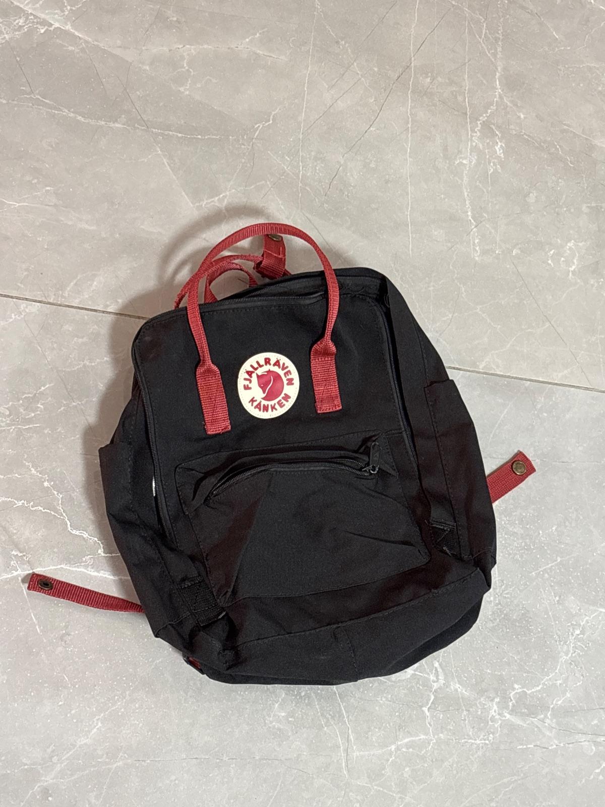 תיק גב Fjällräven Kånken שחור עם ידיות אדומות