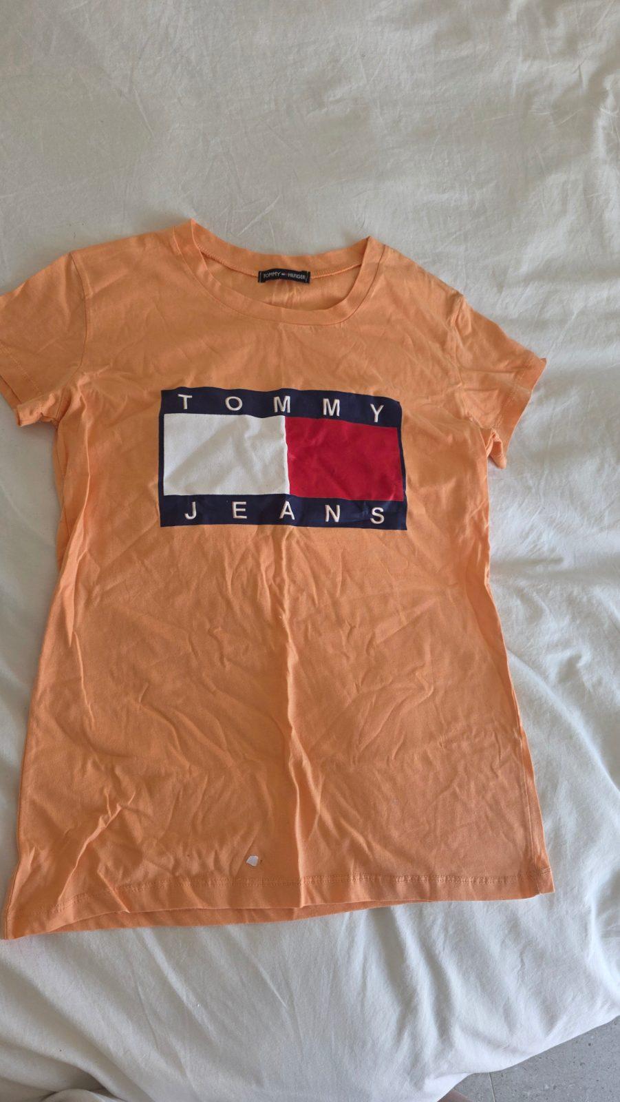חולצת Tommy Hilfiger כתומה עם לוגו