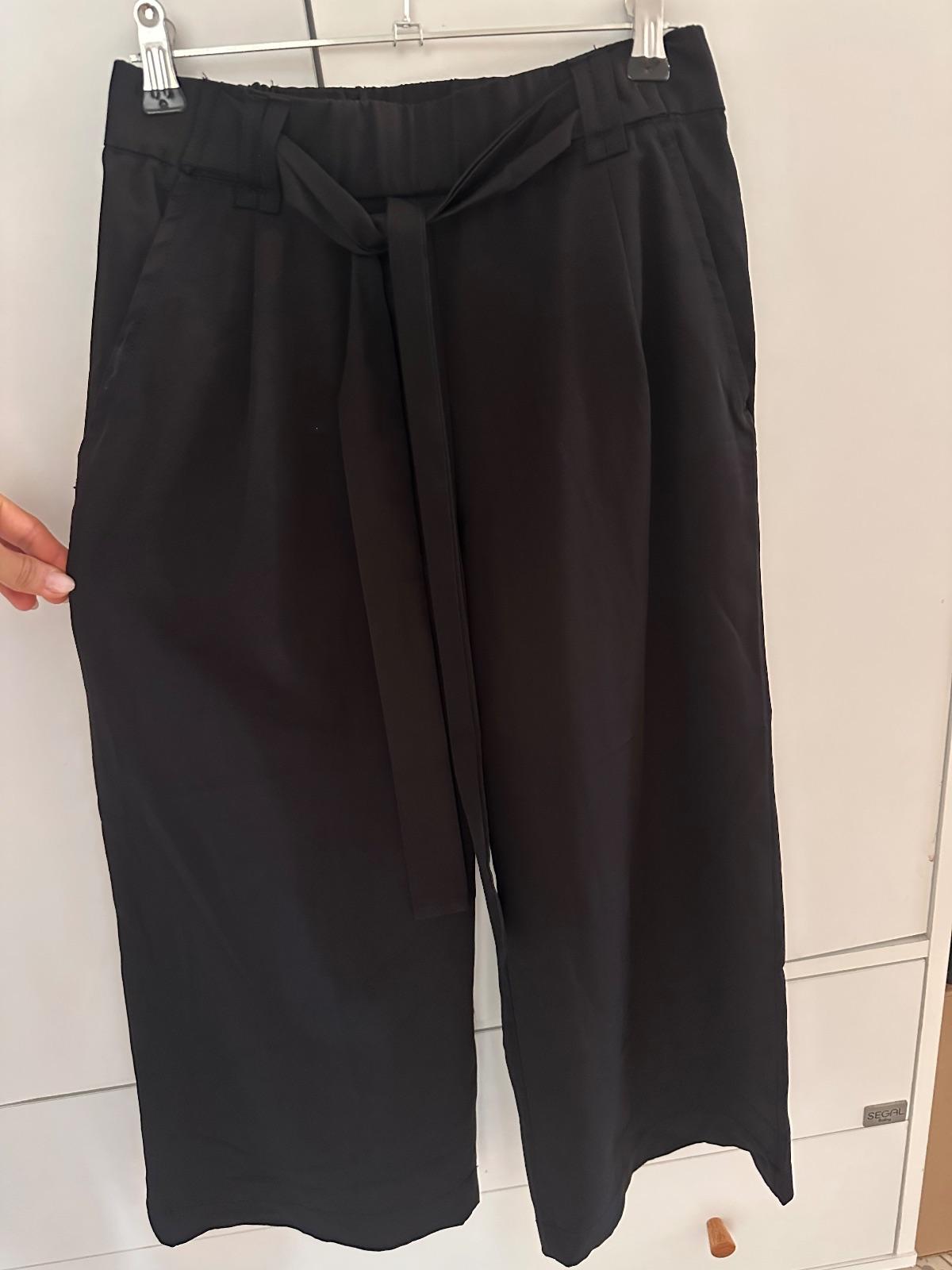 מכנסיים שחורים רחבים 