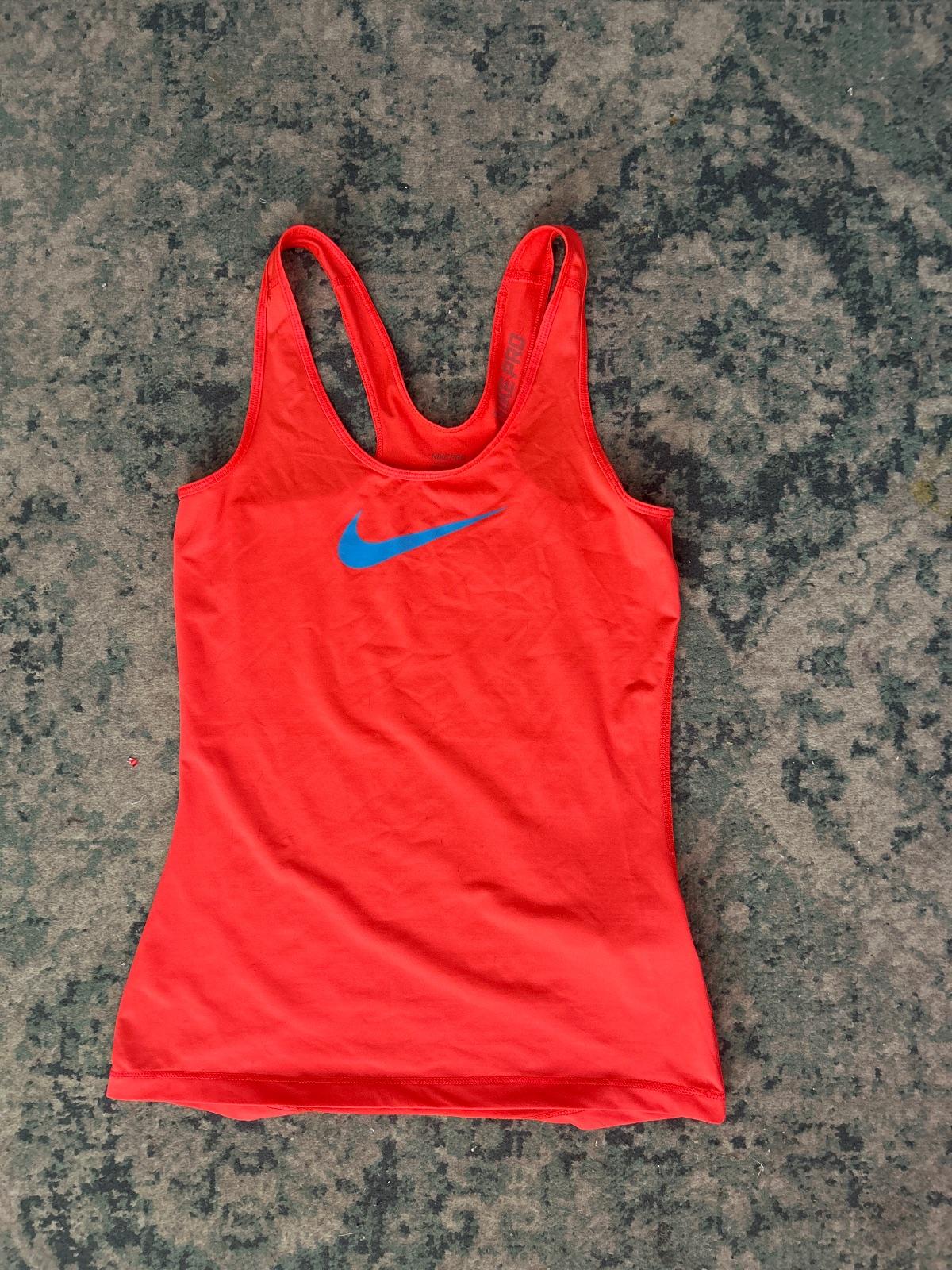 טופ ספורט Nike Pro אדום