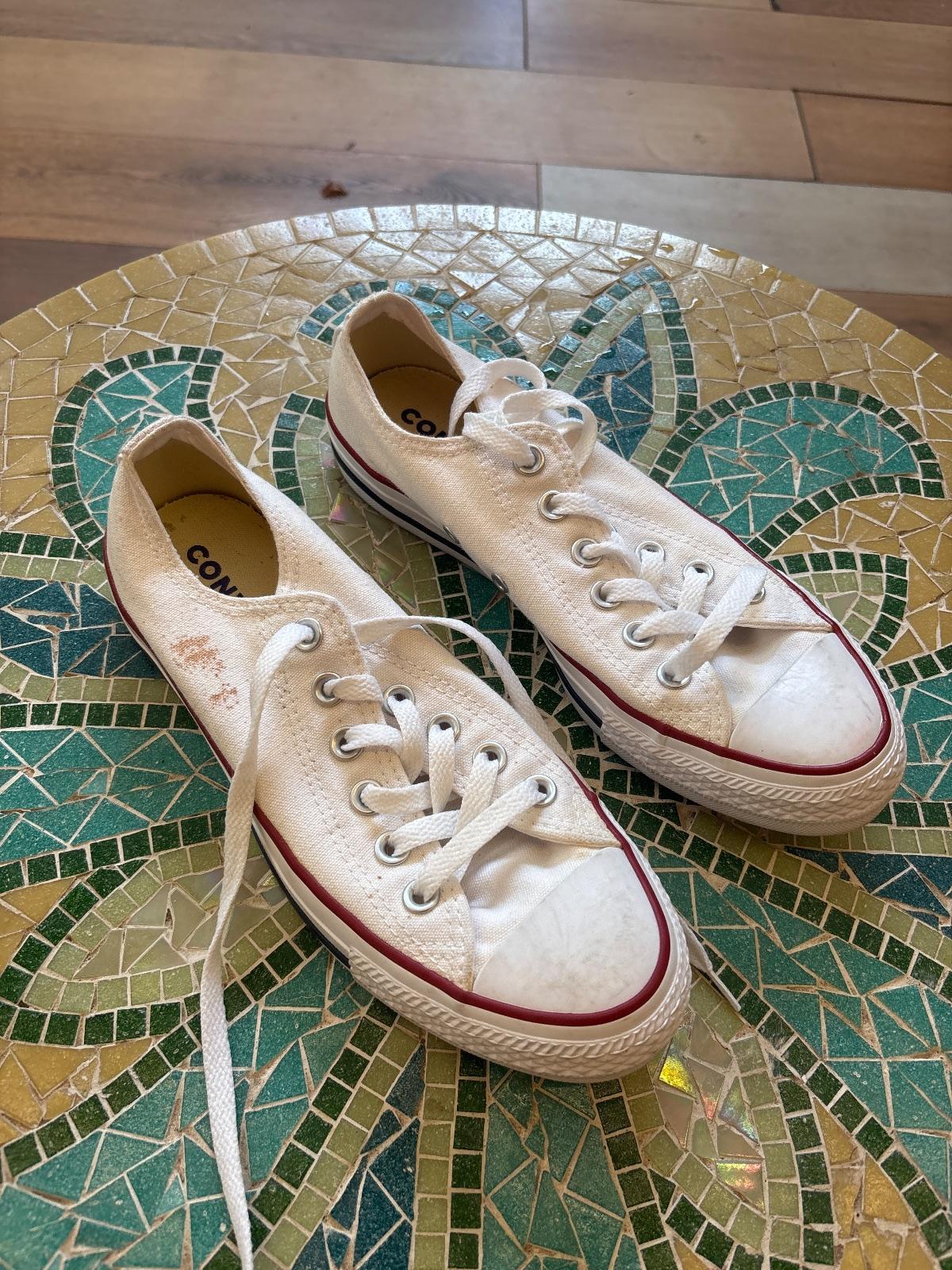 נעלי Converse All Star לבנות עם פס אדום