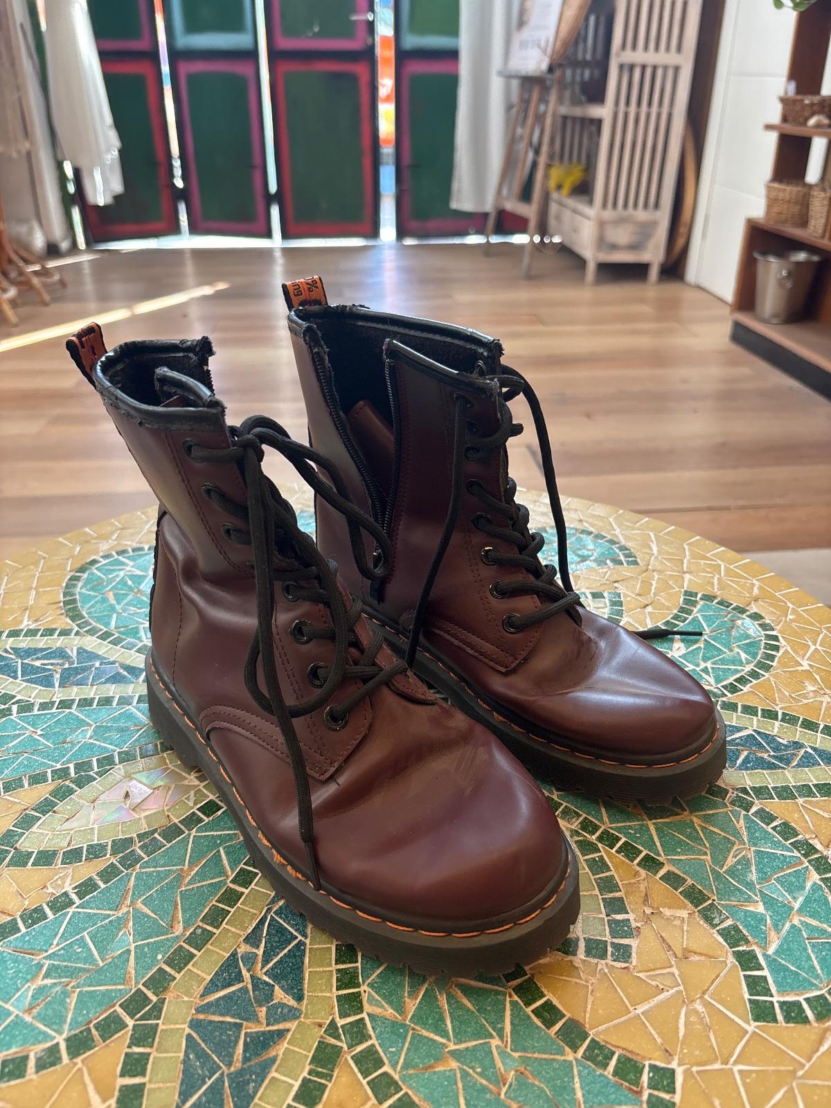 מגפיים Dr. Martens בורדו עם רוכסן
