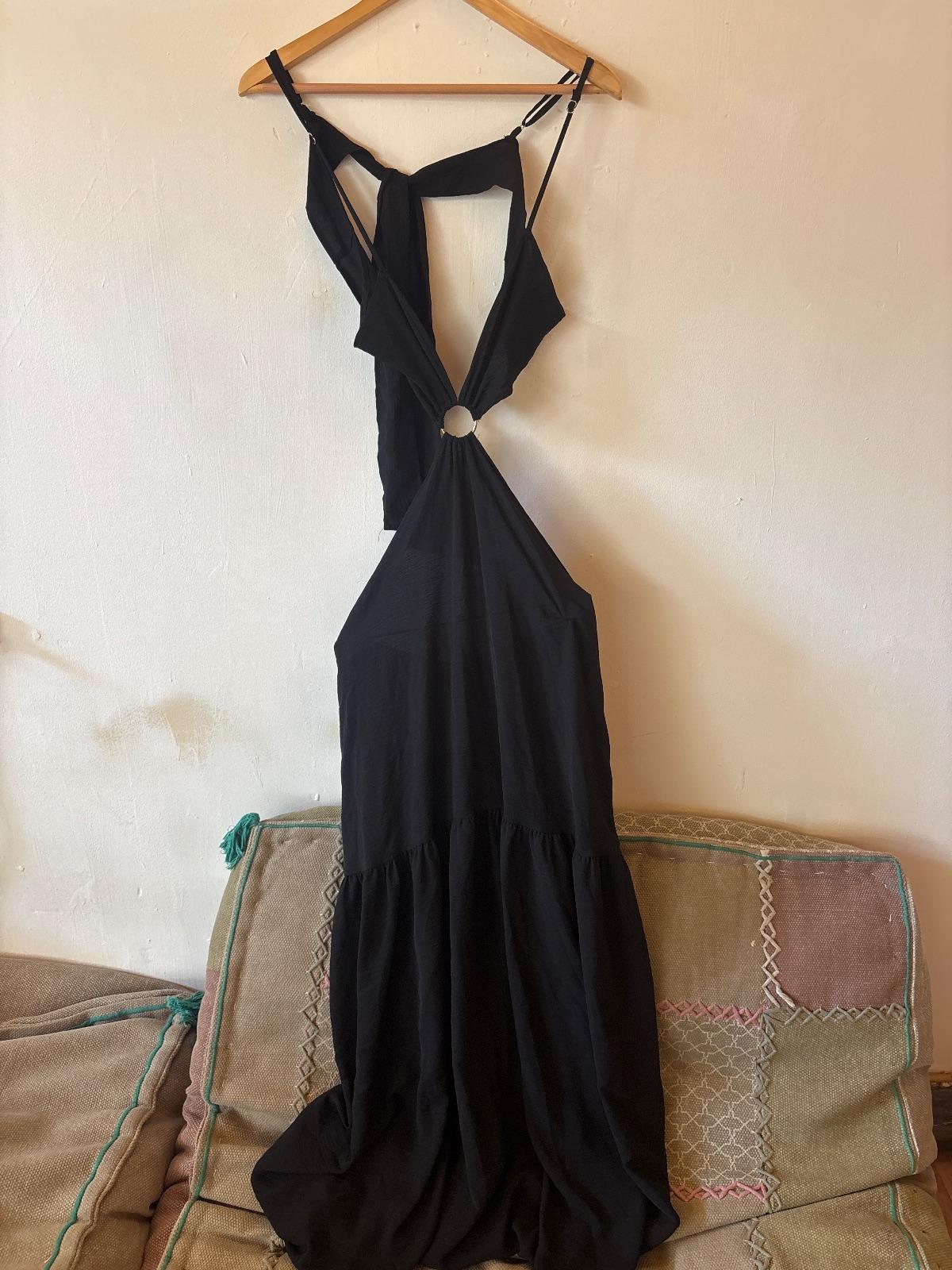 שמלת ערב שחורה עם פתח וטבעת קדמית