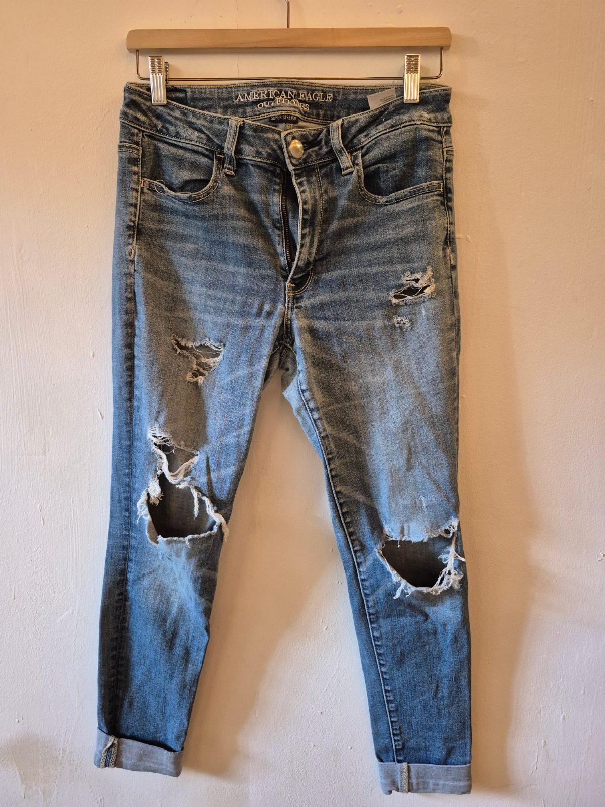 ג'ינס American Eagle עם קרעים
