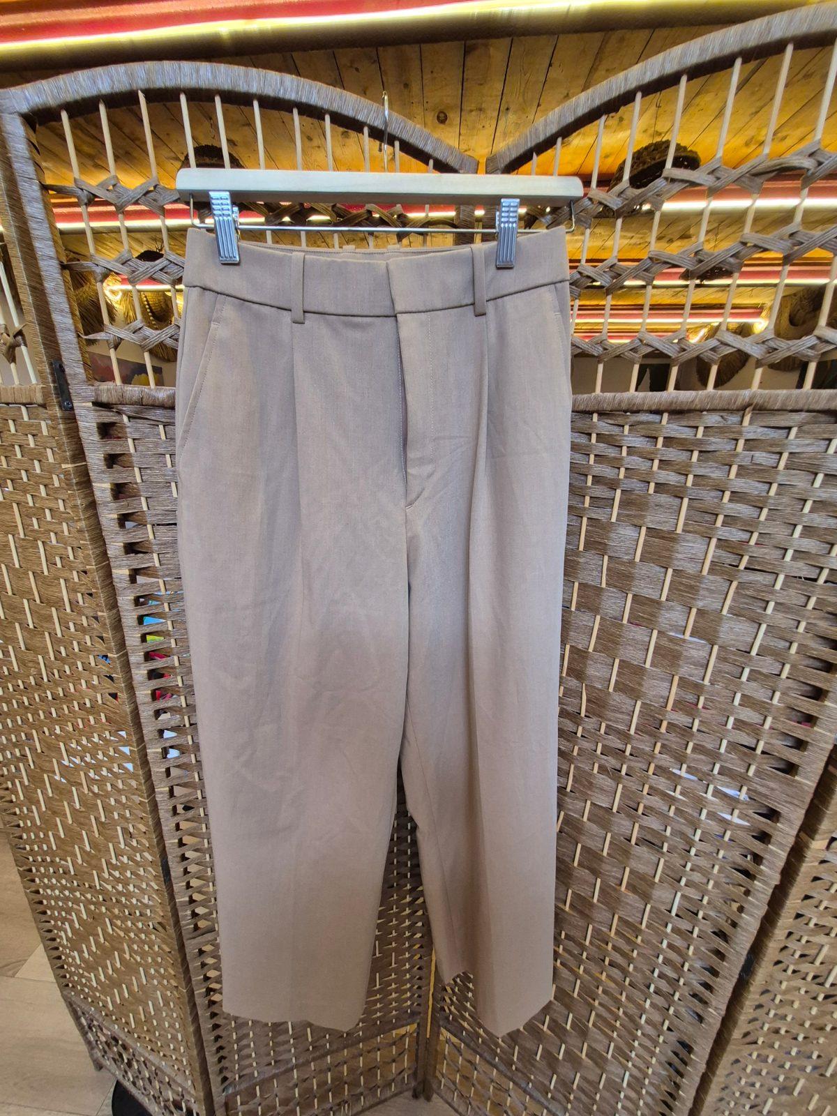מכנסיים בז' UNIQLO