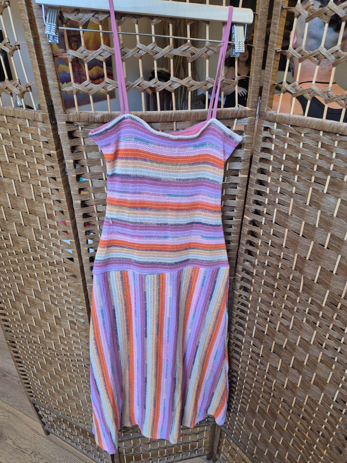 שמלת סריגה מולטיקולור עם פסים