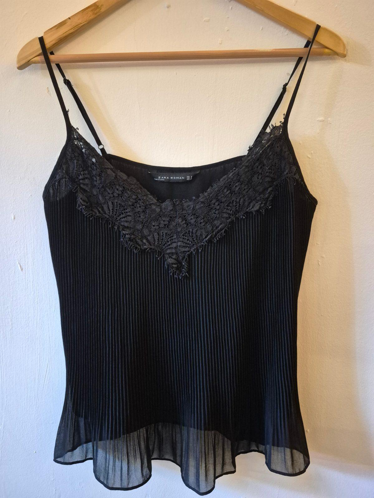 חולצת קמיזול שחורה עם תחרה מ-Zara Woman