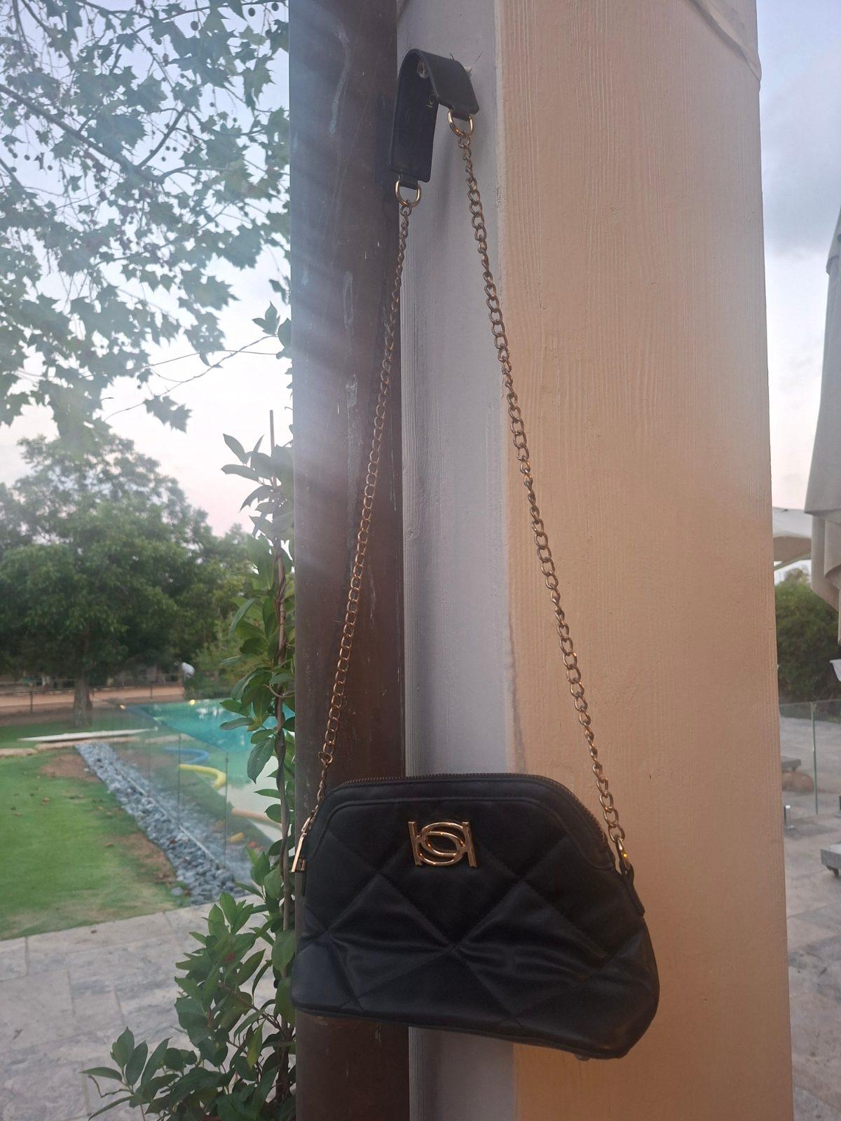 תיק כתף שחור מעור עם שרשרת זהב