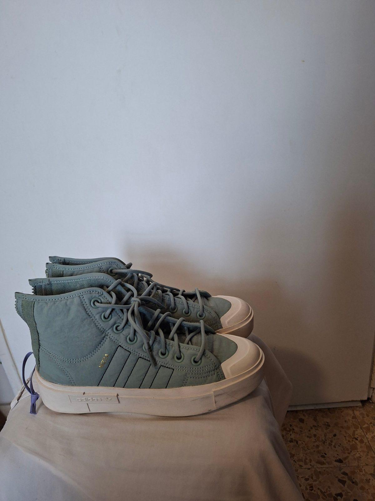 נעלי ספורט גבוהות Adidas בצבע ירוק עדין