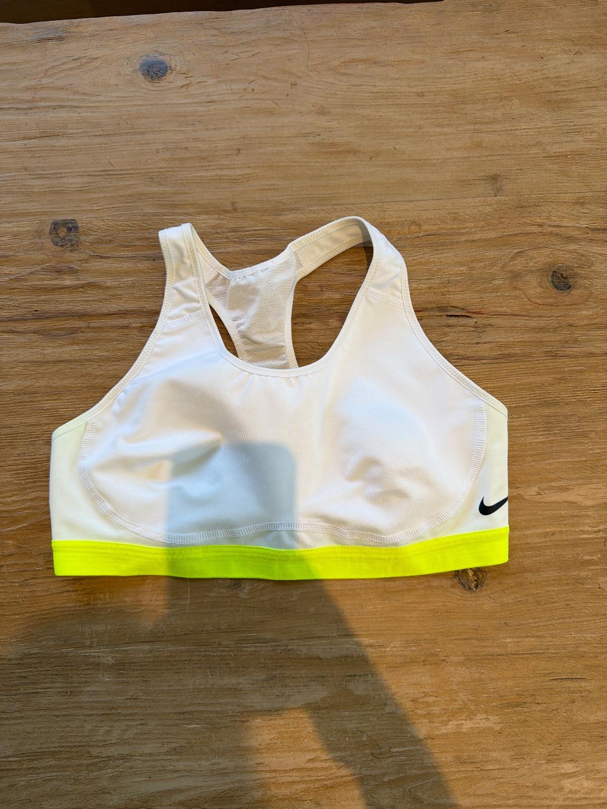 ספורטיבית Nike לבנה וצהובה ניאון