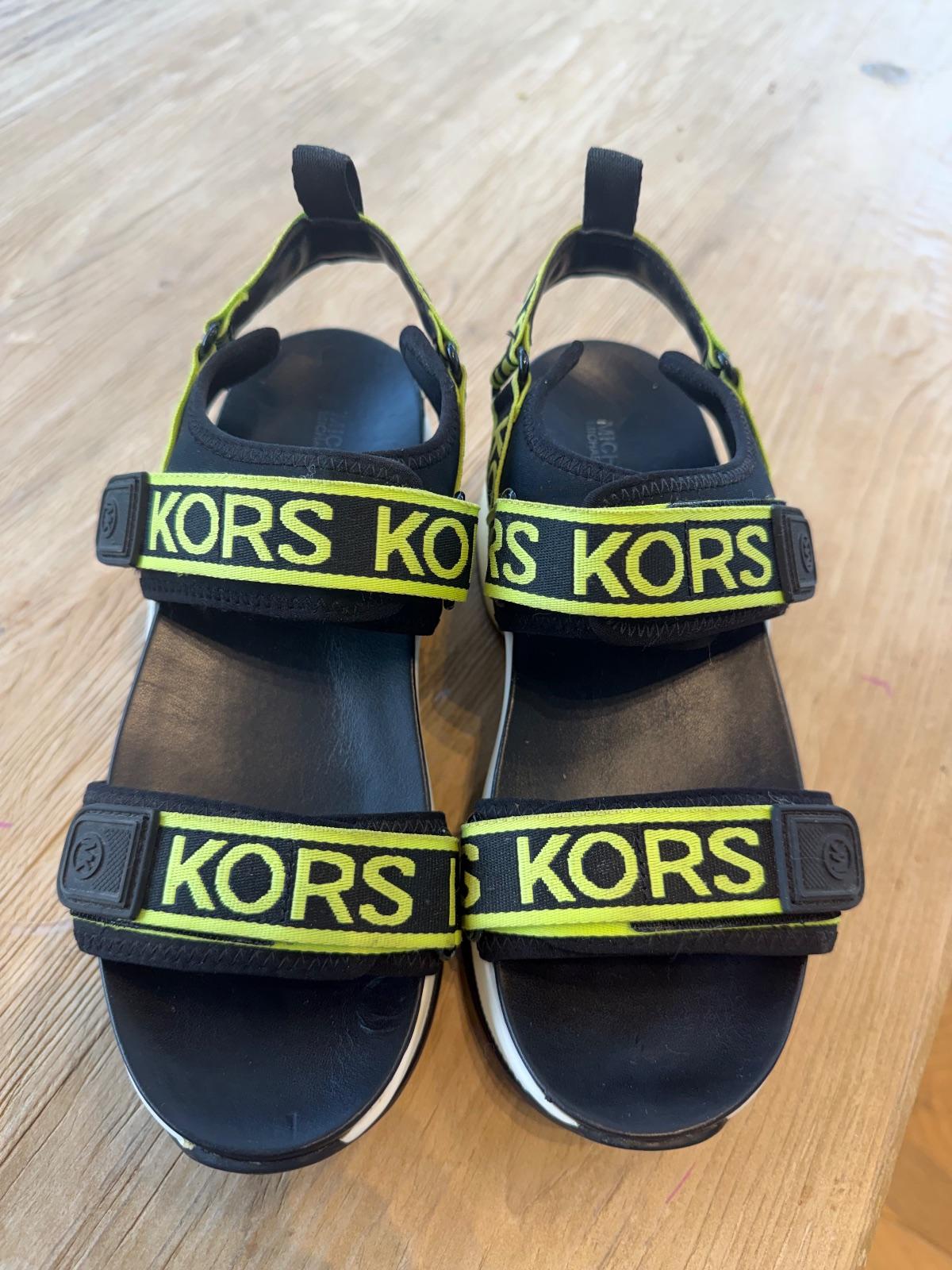 סנדלים Michael Kors שחורים עם רצועות ירוק ניאון