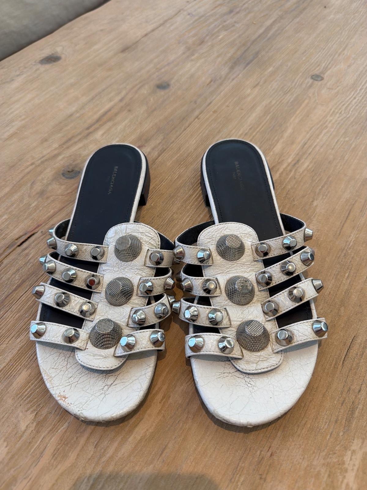 סנדלים קרם עם נעליים Balenciaga