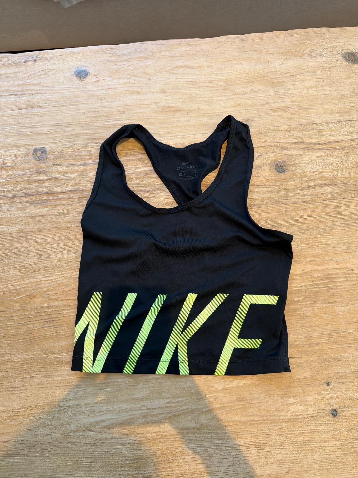 ספורטיבית Nike DRI-FIT שחורה עם הדפס ניאון
