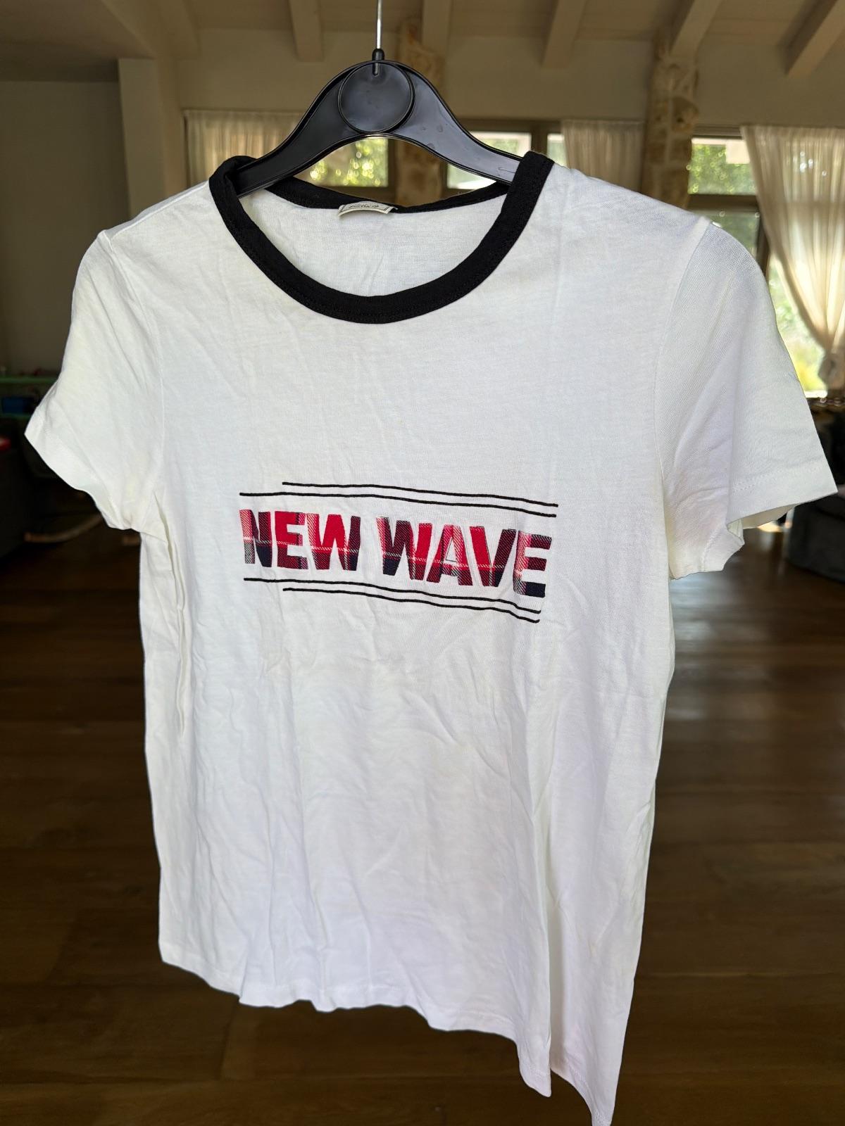 חולצת Pimkie 'New Wave' עם צווארון שחור