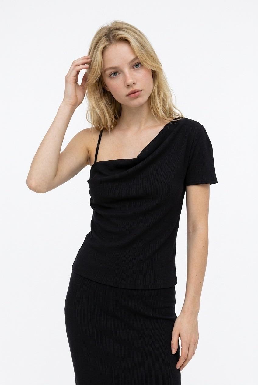 חולצת Zara שחורה עם כתף חשופה
