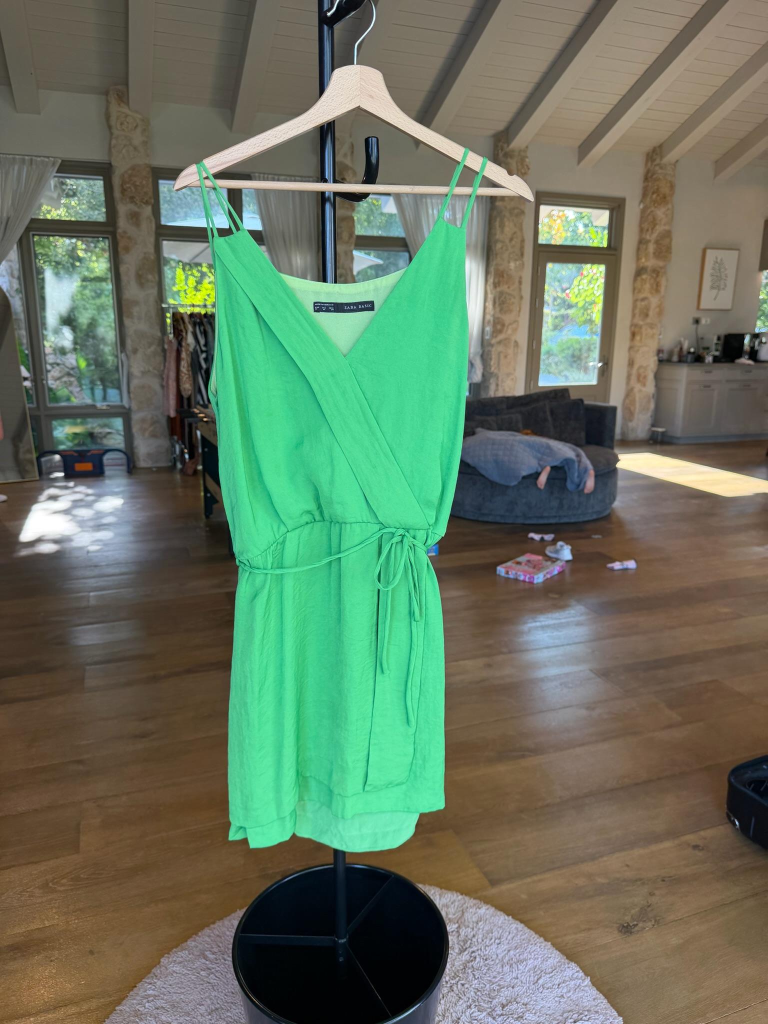 שמלת עטיפה ירוקה בהירה מ-Zara Basic