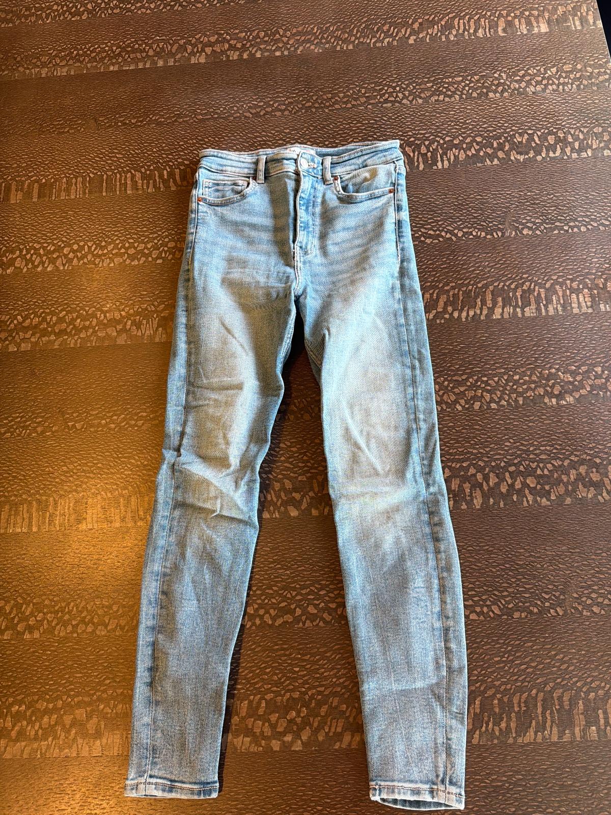 ג'ינס Zara בצבע כחול בהיר