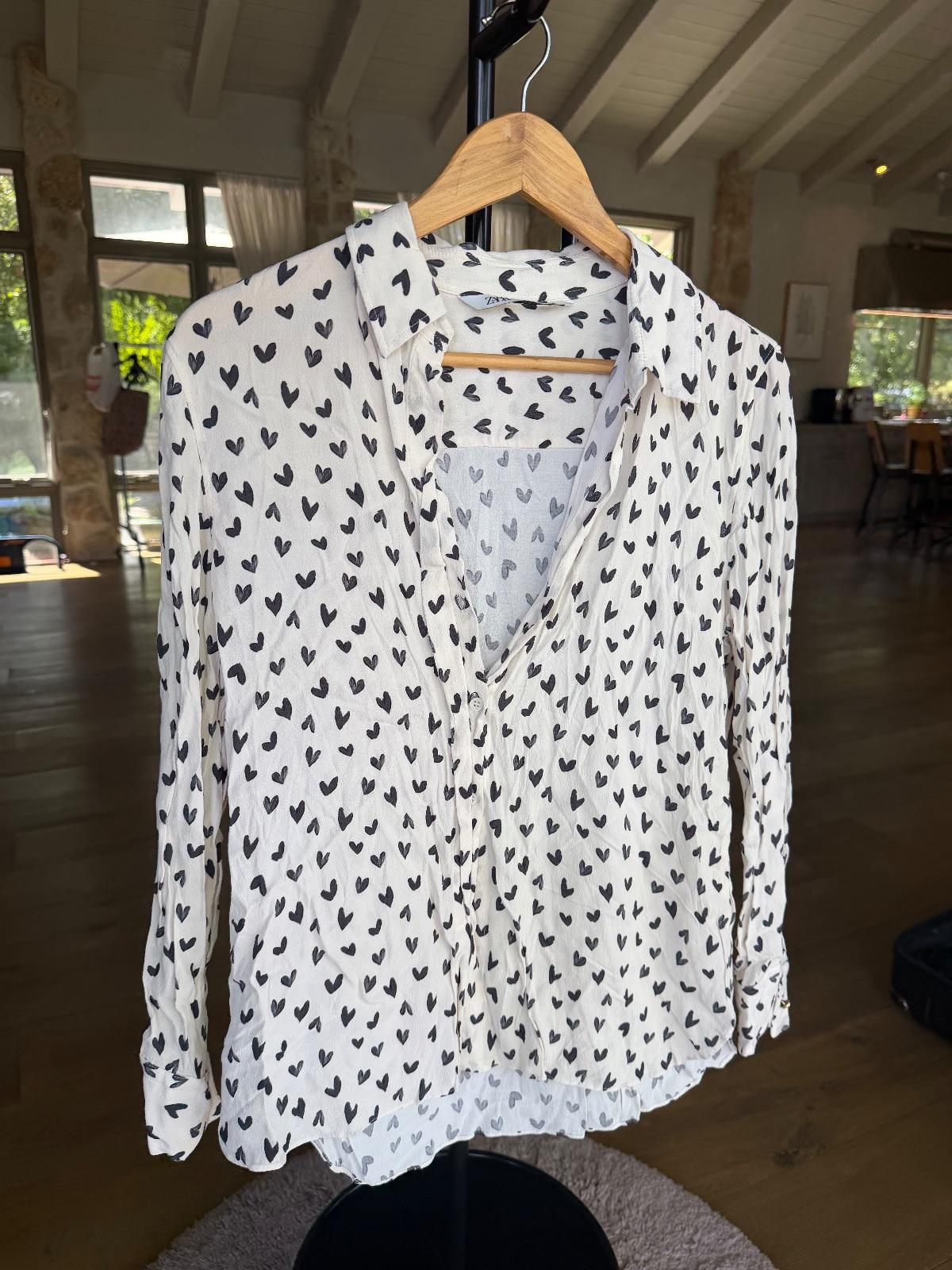 חולצה Zara עם הדפס לבבות שחורים