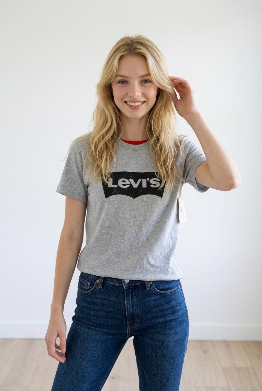 חולצת Levi's אפורה עם לוגו