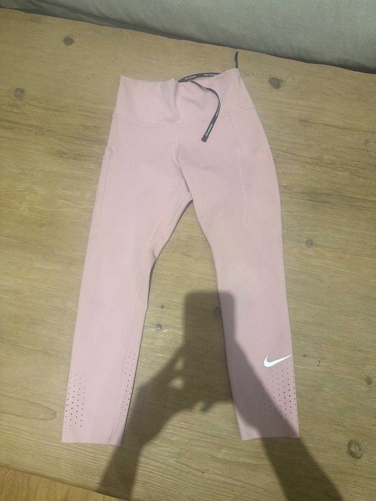 לגינס Nike Dri-FIT ורוד עם פרטים מנוקדים