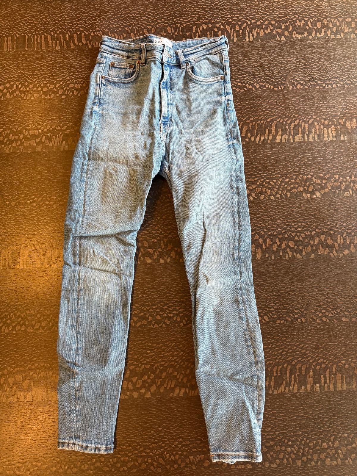 ג'ינס Zara בצבע כחול בהיר