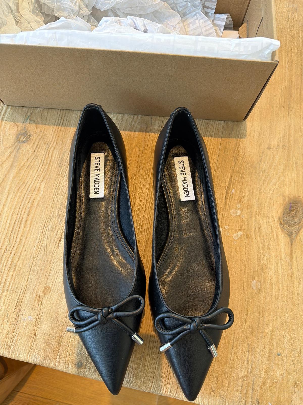 נעליים שטוחות Steve Madden שחורות עם קשת