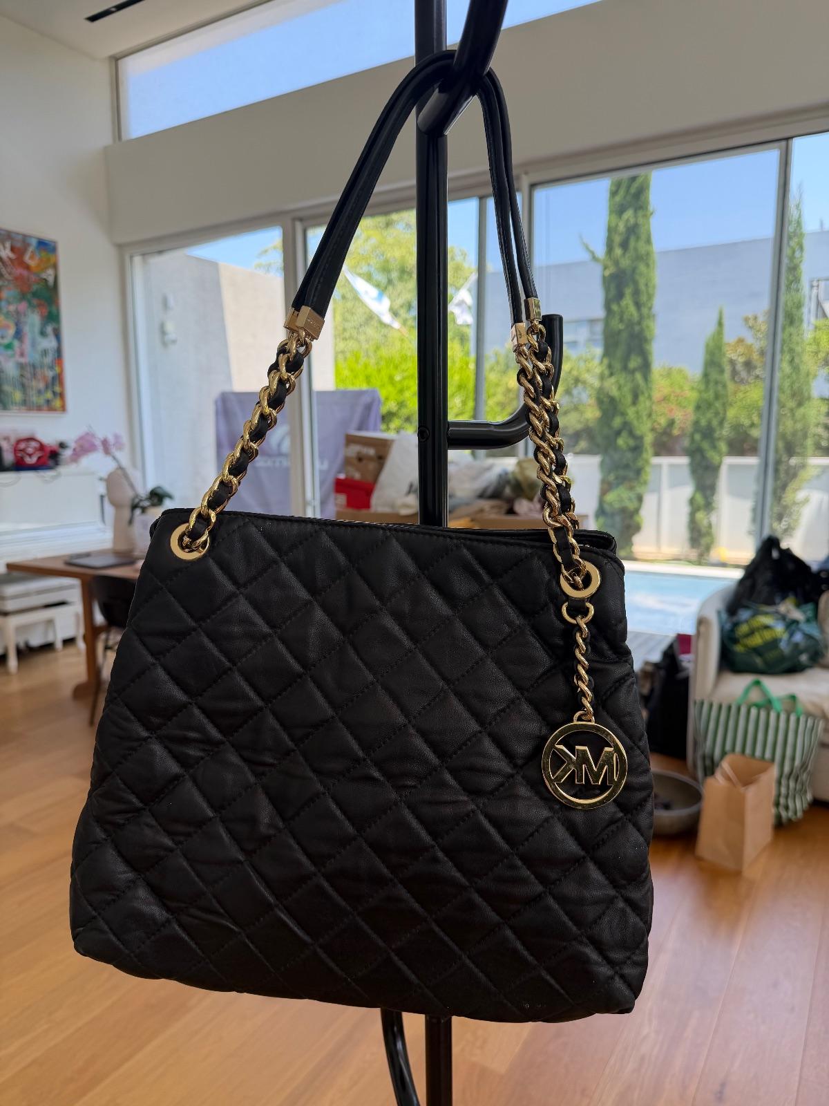 תיק כתף מחוף Michael Kors שחור עם שרשרת זהב