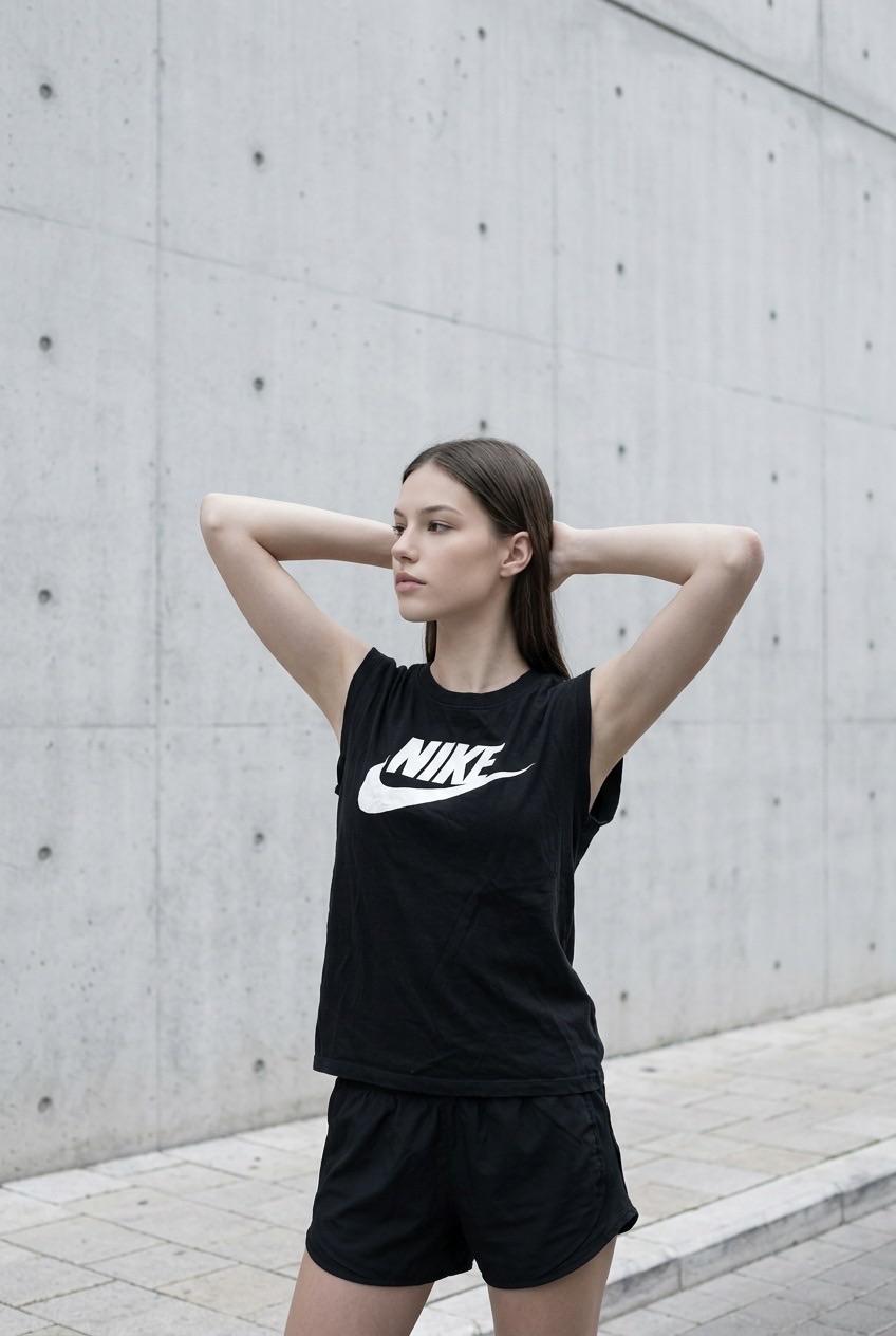 חולצת Nike שחורה עם לוגו