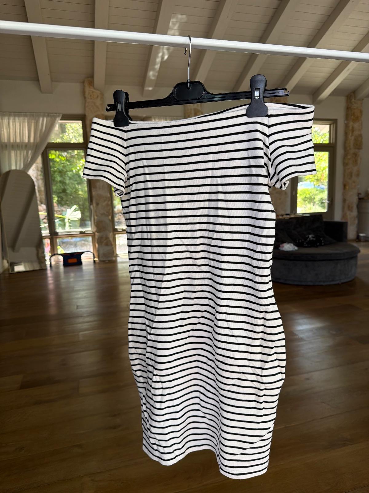 שמלת off shoulder פסים שחור לבן Mango