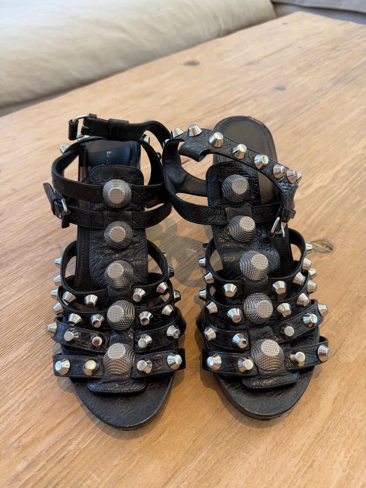 סנדלים שחורים עם נעצים Balenciaga