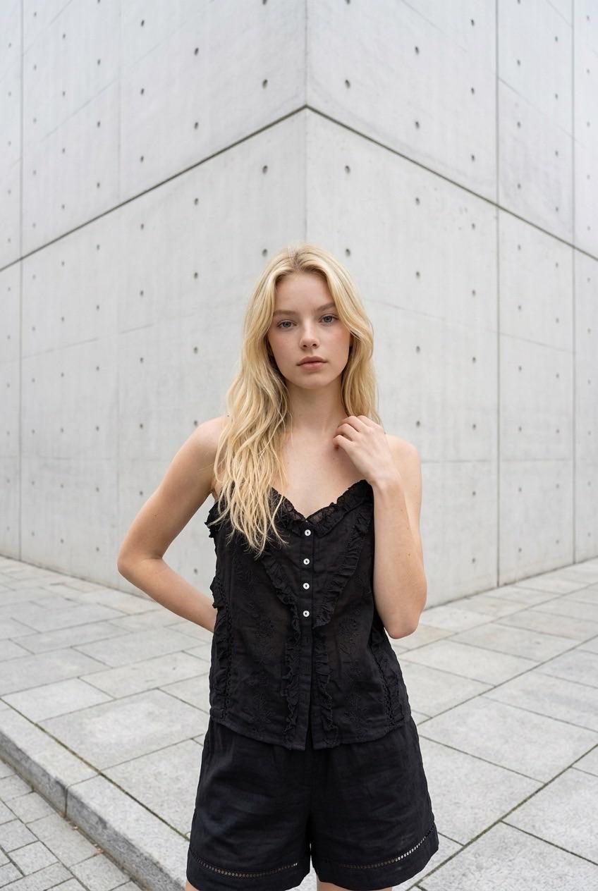 חולצת קורסט שחורה עם קפלים Zara
