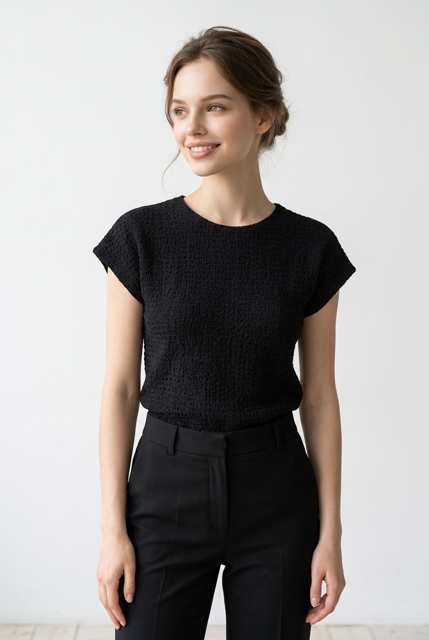 חולצת טי שחורה Zara עם טקסטורה