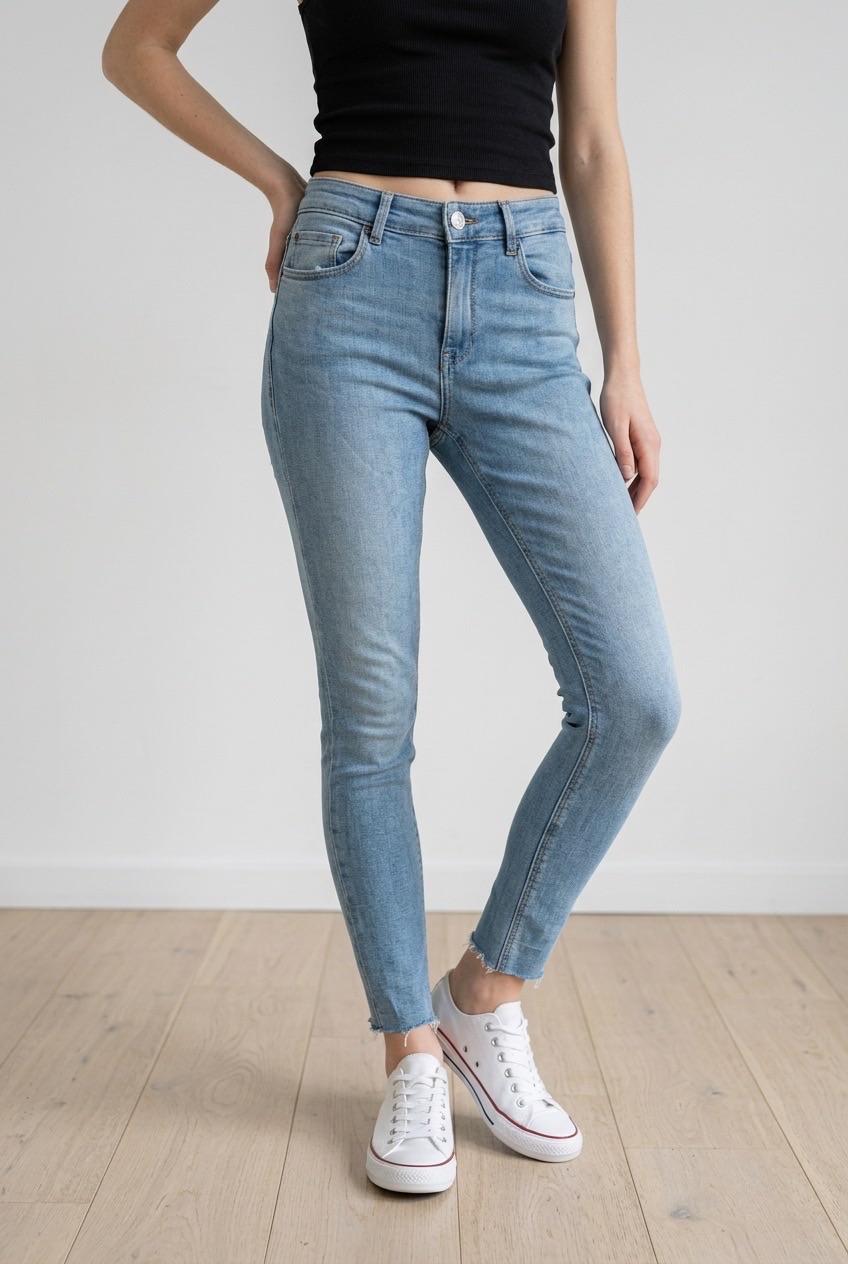 ג'ינס סקיני Pull & Bear בצבע כחול בהיר