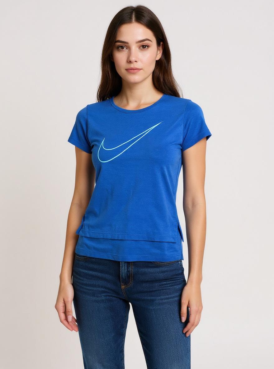 חולצת Nike Dri-FIT כחולה עם לוגו